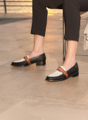 Mocasín negro de cuero para mujer con punta redonda y taco plano, ideal para looks formales.
