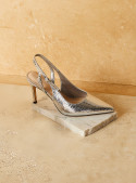 Zapato stiletto de mujer en color plata con acabado metalizado y punta puntiaguda.
