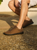 Zapato casual de cuero café para hombre con punta redonda y taco plano, ideal para un estilo limpio.