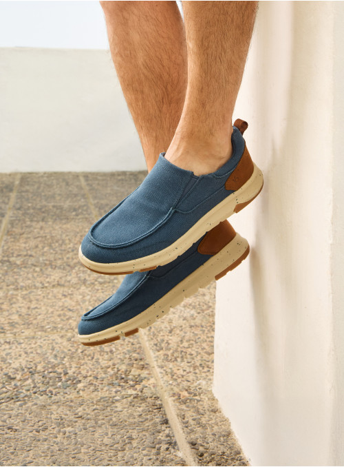 Mocasín Hombre zapatilla slip-on azul con detalles clásicos y suela beige estilosa