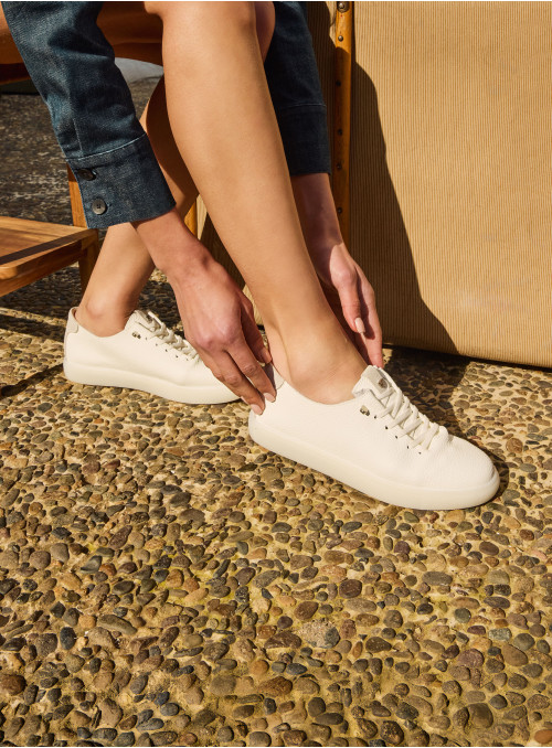 zapatilla deportiva de cuero blanco marfil para mujer, ideal para un estilo casual y elegante