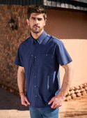 Camisa azul de hombre, estilo outdoor, en poliéster reciclado, ideal para looks versátiles y cómodos.