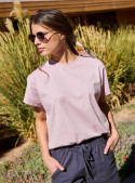 Polera casual rosada para mujer en mezcla de algodón y poliéster, ideal para looks versátiles.