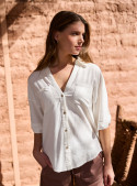Camisa casual blanca de mujer con cuello camisero y abotonadura frontal en lino y algodón.