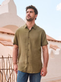 Camisa verde casual de hombre en lino y algodón, cuello clásico y abotonadura completa.
