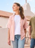 Camisa rosada de mujer en lino y algodón, ideal para un look casual y fresco.