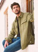 Chaqueta casual verde para hombre con cierre frontal y cuello clásico.