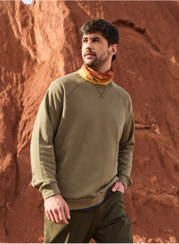 Polerón verde casual para hombre con diseño de manga larga y corte clásico.