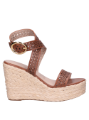 Sandalia camel de cuero, perfecta para combinar con prendas veraniegas.