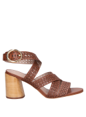 Sandalia de cuero camel para mujer, perfecta para estilos casuales y semi-formales.