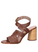 Sandalia de cuero camel con taco bloque y punta abierta, ideal para mujer en estilo casual.