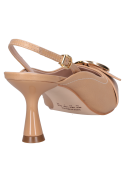 Silueta afinada en stiletto beige de cuero, ideal para combinar con atuendos formales.
