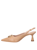 Zapato formal de cuero beige, diseño elegante con acabado pulido para eventos.