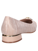 Zapato formal de cuero rosado para mujer con taco bloque y altura de 2.8 cm.