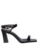 Sandalia negra de taco alto en cuero, estilo pulido para elevar cualquier atuendo.