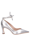 Stiletto de cuero plata con forro sintético suave, ideal para combinar con vestidos o trajes sastre.