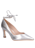 Calzado de mujer en cuero plata, con acabado metalizado y silueta clásica para elevar cualquier atuendo.