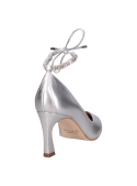 Elegante stiletto de cuero plata con brillo metalizado, complemento chic para celebraciones.