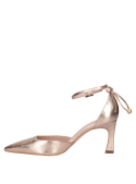 Zapato stiletto dorado de cuero con punta puntiaguda y taco aguja de 8 cm, ideal para eventos de fiesta.