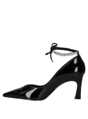 Stiletto de charol negro con taco de 8 cm, perfecto para combinar con vestidos.