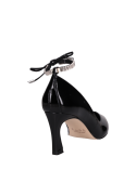 Elegante zapato de cuero negro charol, ideal para tenidas formales y de noche.