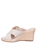 Calzado casual blanco de cuero para mujer con cuña de 7,8 cm y silueta aireada.
