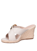Sandalia de cuña blanca de cuero para mujer con diseño liso y punta abierta.