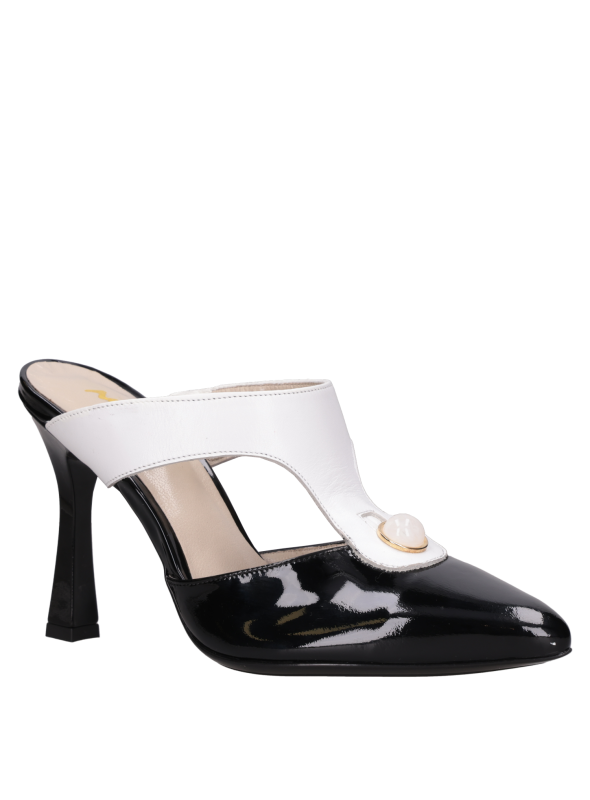 Calzado de cuero negro para mujer, estilo formal con taco bloque y diseño abierto.