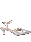 Zapato de mujer en tono plata con elegante taco aguja, perfecto para trajes sastre o vestidos midi.