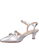Zapato stiletto de cuero en color plata, ideal para mujer, con punta puntiaguda y taco aguja.