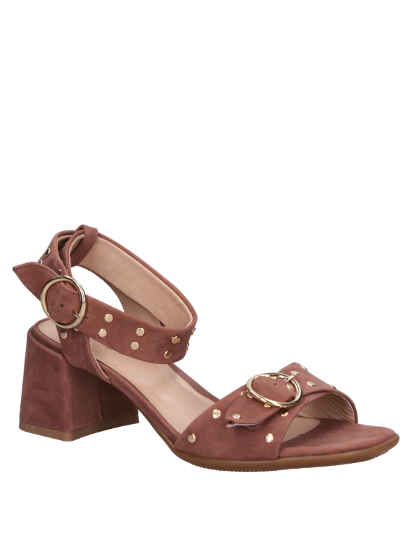 Sandalia de cuero café para mujer, estilo casual con silueta limpia y elegante.