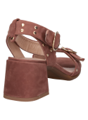 Sandalia de cuero en color café, capellada y forro agradables al contacto.