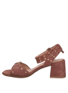 Sandalia de cuero café para mujer, ideal para looks casuales o semi formales.