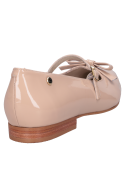 Zapato de cuero beige para mujer, ideal para looks del día a la noche.