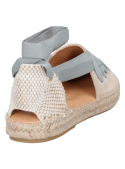 Alpargata beige de cuero para mujer con punta redonda y taco cuña de 2 cm.