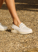 Mocasín de cuero blanco para mujer, estilo casual con punta redonda y costuras finas.
