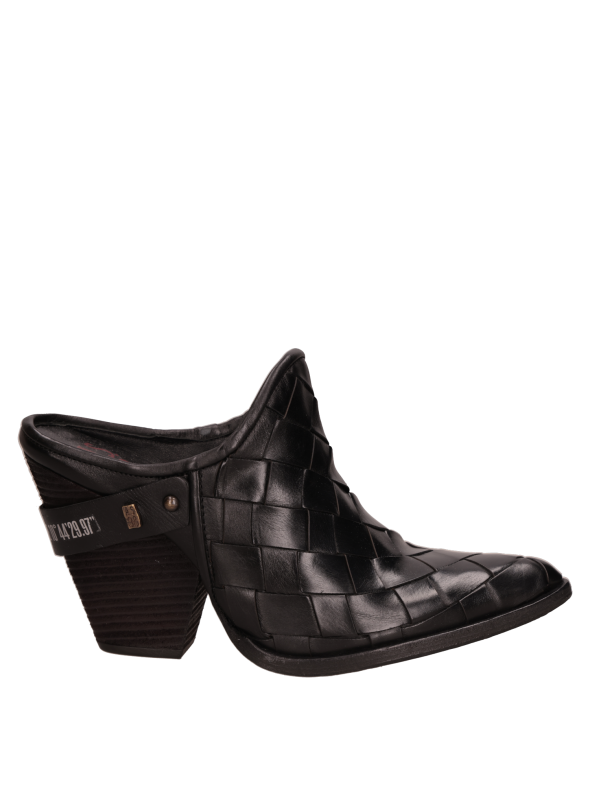 sofisticado zapato negro de cuero para mujer, perfecto para traje sastre o vestido midi