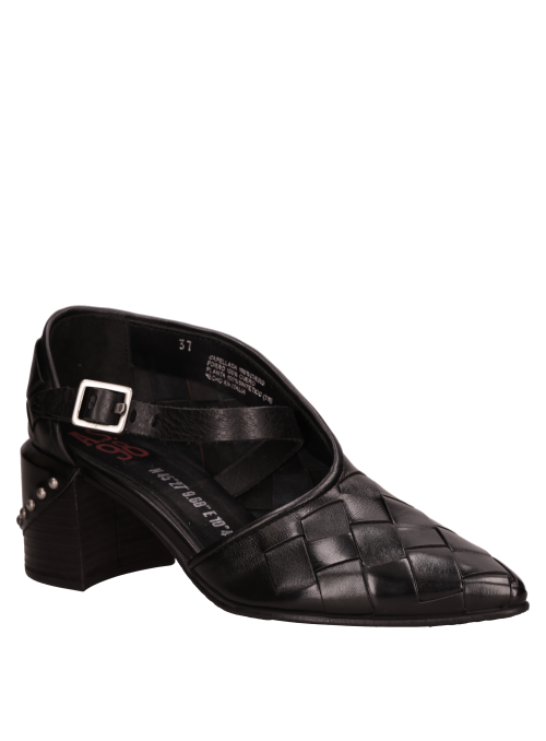 Zapato de salón negro de cuero, elevación estable y diseño estilizado, ideal para clima fresco con abrigo.