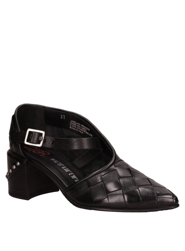 Zapato de salón negro de cuero, elevación estable y diseño estilizado, ideal para clima fresco con abrigo.