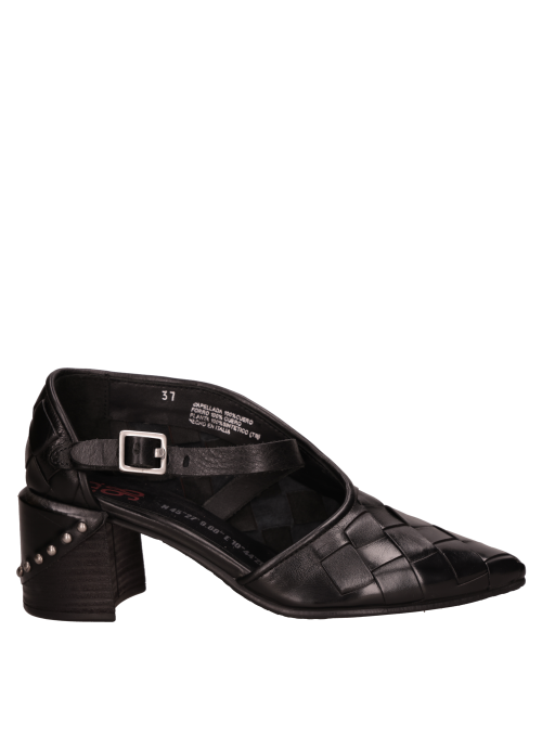 Zapato de salón negro de cuero, elevación estable y diseño estilizado, ideal para clima fresco con abrigo.