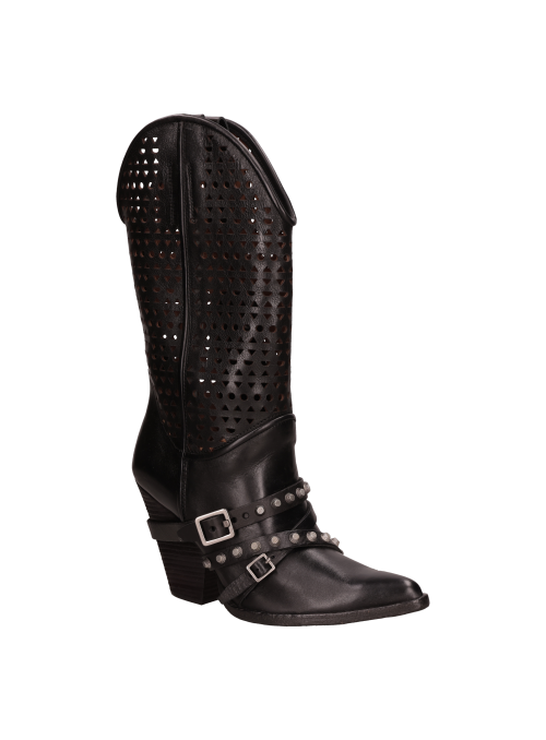 Bota de cuero negro con taco bloque, aporta un toque rock chic al combinar con pantalón sastre.