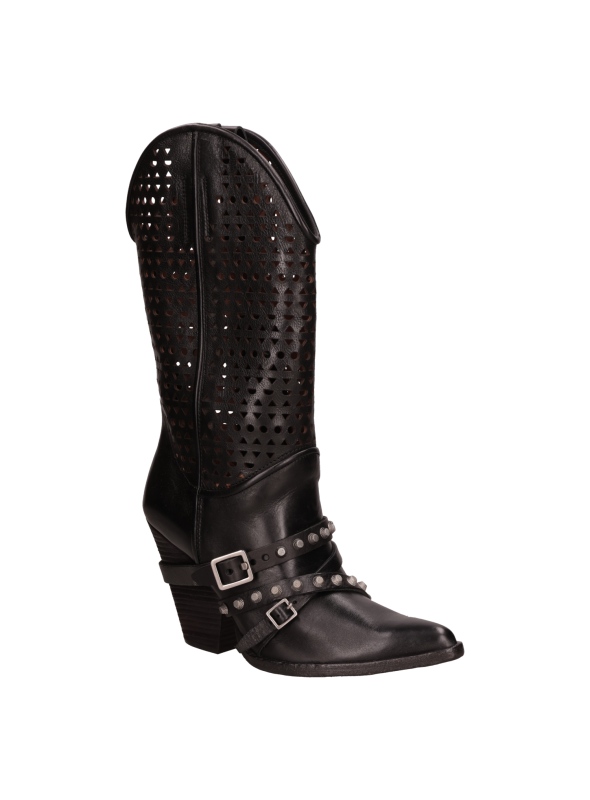 Bota de cuero negro con taco bloque, aporta un toque rock chic al combinar con pantalón sastre.