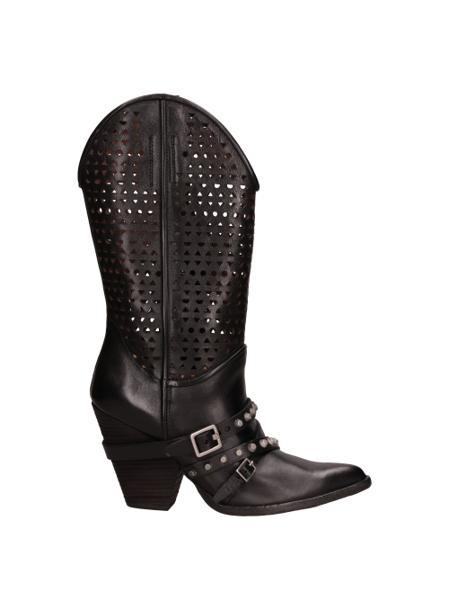 Bota de cuero negro con taco bloque, aporta un toque rock chic al combinar con pantalón sastre.