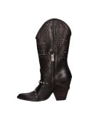 Elegante bota de cuero negro, silueta estilizada y taco de 9.7 cm, perfecta para complementar atuendos casuales.