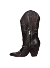 Elegante bota de cuero negro, silueta estilizada y taco de 9.7 cm, perfecta para complementar atuendos casuales.