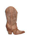 Bota camel de cuero para mujer, silueta depurada y moderna, versátil para looks con pantalón sastre o falda lápiz.