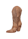Bota de cuero camel para mujer con punta puntiaguda y taco bloque de 9.7 cm, ideal para un look casual elegante.