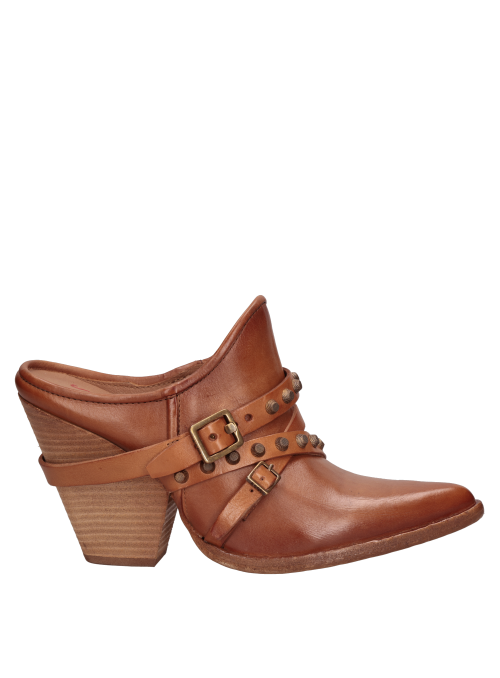 Zapato de cuero camel para mujer, sofisticado y versátil, se adapta a trajes sastre y faldas midi.