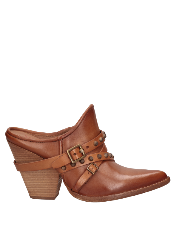 Zapato de cuero camel para mujer, sofisticado y versátil, se adapta a trajes sastre y faldas midi.