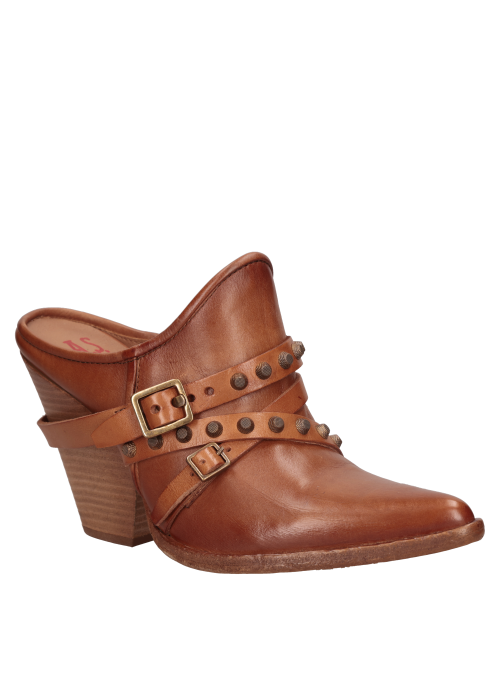 Zapato de cuero camel para mujer, sofisticado y versátil, se adapta a trajes sastre y faldas midi.